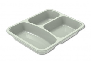 Ceci est un plateau rectangulaire Evolve avec trois compartiments, doté d'une surface lisse et brillante ainsi que d'une finition gris pâle moderne. Le plus grand compartiment occupe environ la moitié du plateau, tandis que les deux plus petits se partagent équitablement l’espace restant. Les compartiments sont séparés par des diviseurs légèrement inclinés aux bords arrondis, créant un design élégant et fonctionnel. Les côtés de chaque compartiment sont légèrement courbés, se rétrécissant vers des fonds plats et encastrés. Le rebord large du plateau comprend des coins arrondis, augmentant sa durabilité et son attrait esthétique. La couleur gris pâle offre une apparence propre et neutre, adaptée à divers contextes de présentation alimentaire. La surface est exempte de gravures visibles, contribuant à son style minimaliste.